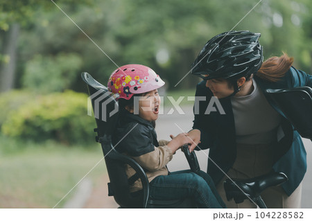母子ともに自転車用ヘルメットの着用 104228582