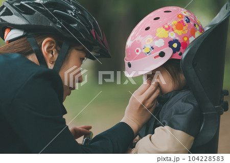母子ともに自転車用ヘルメットの着用 母子ともに自転車用ヘルメットの着用 104228583