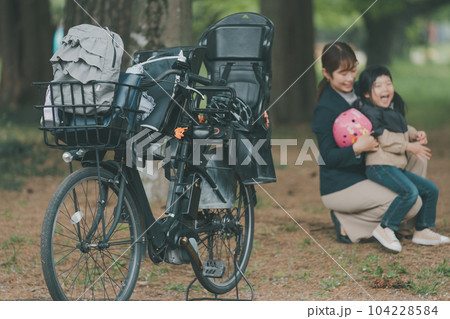 子供乗せ自転車で登園をする4歳児とママの写真素材 [104228584] - PIXTA