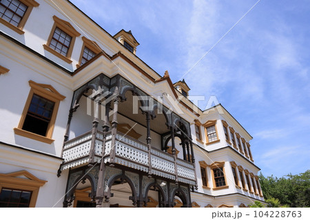 雲が湧く青空をバックにした小坂鉱山事務所の写真です。 104228763