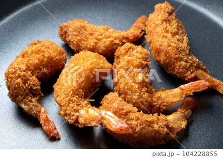 えびフライをフライパンで温め直す調理シーン。 104228855