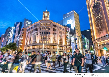 日本の東京都市景観 夏至・マスク解放も進み賑わう銀座。日没が19時のため街はまだ明るい…＝6月21日 104228989