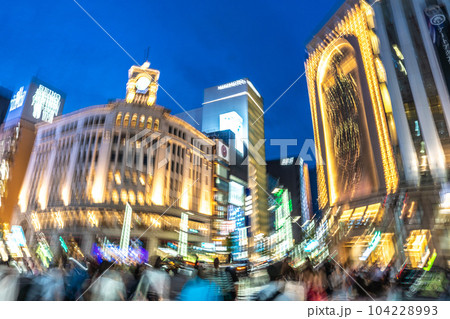 日本の東京都市景観 東京幻影・銀座。夏至で、マスク解放も進み賑わう銀座。日没は19時＝6月21日 104228993