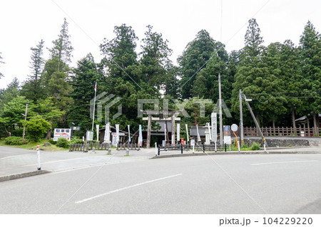 「出羽三山神社（羽黒山）の登山道入り口（随神門）」 in 山形県鶴岡市 104229220