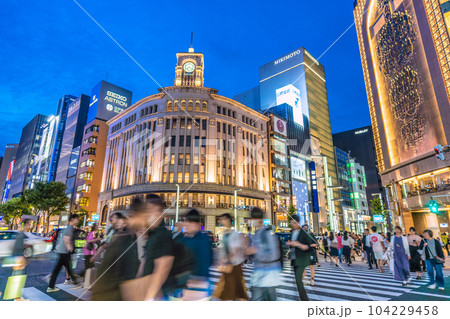 日本の東京都市景観 夏至・マスク解放も進み賑わう銀座。日没が19時のため街はまだ明るい…=6月21日 日本の東京都市景観 夏至・マスク解放も進み賑わう銀座。日没が19時のため街はまだ明るい…=6月21日 104229458
