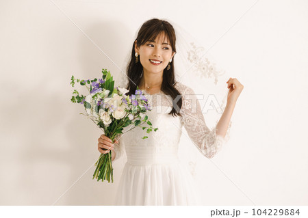 ウエディングドレスの女性・ブーケを持つ花嫁 104229884