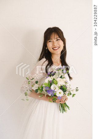 ウエディングドレスの女性・ブーケを持つ花嫁 ウエディングドレスの女性・ブーケを持つ花嫁 104229887