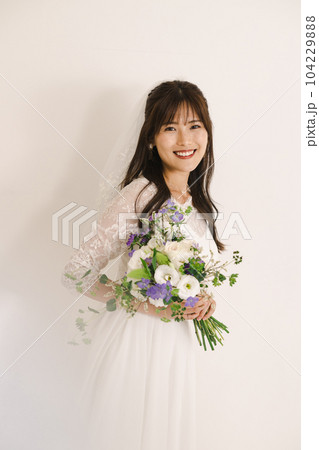 ウエディングドレスの女性・ブーケを持つ花嫁 ウエディングドレスの女性・ブーケを持つ花嫁 104229888