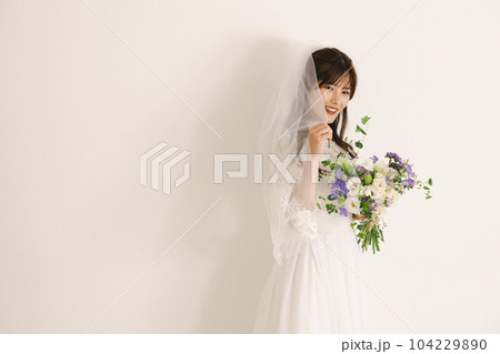 ウエディングドレスの女性・ブーケを持つ花嫁 ウエディングドレスの女性・ブーケを持つ花嫁 104229890