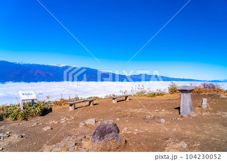 【雲海素材】秋の陣馬形山から眺める伊那谷の雲海【長野県】 104230052