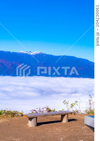 【雲海素材】秋の陣馬形山から眺める伊那谷の雲海【長野県】 104230061