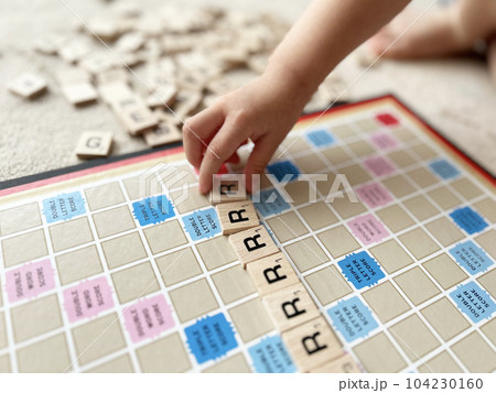 ボードゲームをする子ども 104230160