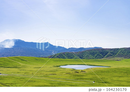 【熊本県】雄大な阿蘇カルデラの草千里ヶ浜 104230170