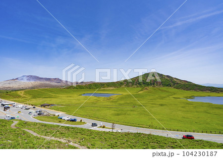 【熊本県】雄大な阿蘇カルデラの草千里ヶ浜 104230187