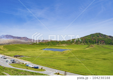 【熊本県】雄大な阿蘇カルデラの草千里ヶ浜 【熊本県】雄大な阿蘇カルデラの草千里ヶ浜 104230188