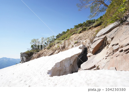 雪渓に覆われた登山道 雪渓に覆われた登山道 104230380