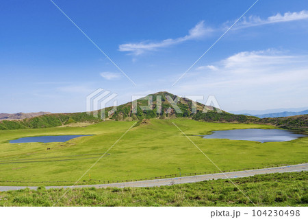 【熊本県】雄大な阿蘇カルデラの草千里ヶ浜 【熊本県】雄大な阿蘇カルデラの草千里ヶ浜 104230498