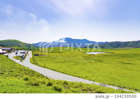 【熊本県】雄大な阿蘇カルデラの草千里ヶ浜 104230500