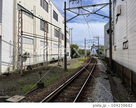 建物の間を通る線路 104230682