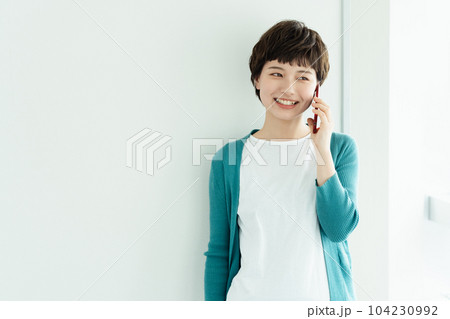 スマートフォンで通話する若い女性 スマートフォンで通話する若い女性 104230992