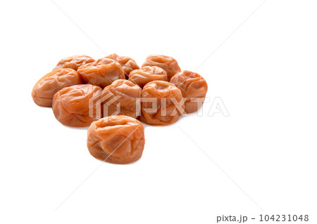 甘塩仕立ての紀州南高梅、梅干し【白背景・切り抜き】 甘塩仕立ての紀州南高梅、梅干し【白背景・切り抜き】 104231048