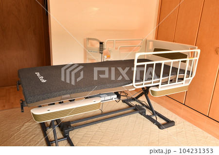 介護用ベッド　高く上げた状態 104231353