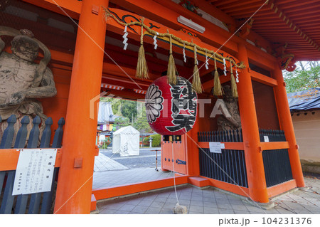 秋の京都山科　毘沙門堂　仁王門 104231376