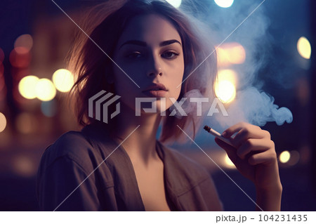タバコを吸う美女 104231435