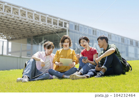 笑顔の学生たち　キャンパスライフ・留学・国際交流イメージ 104232464