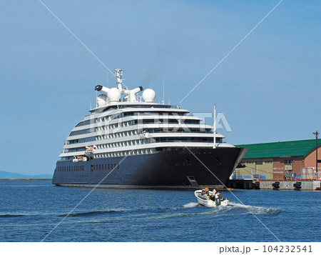 クルーズ客船シーニック・エクリプス　小樽港第3号ふ頭 104232541