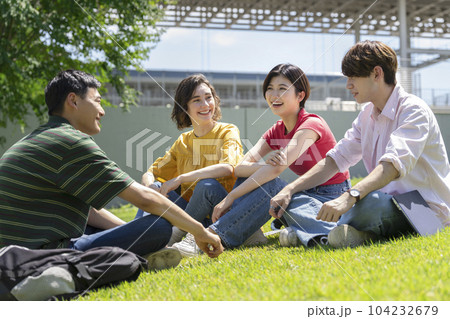 笑顔の学生たち　キャンパスライフ・留学・国際交流イメージ　 104232679