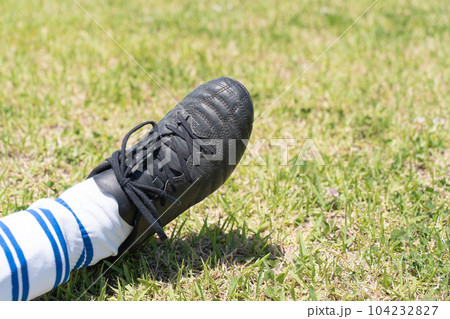サッカーのスパイクを履いている小学生の子供 104232827