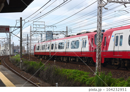 JR東海道本線尾頭橋駅の横を走る名鉄 104232951