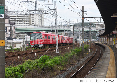 JR東海道本線尾頭橋駅の横を走る名鉄 104232952