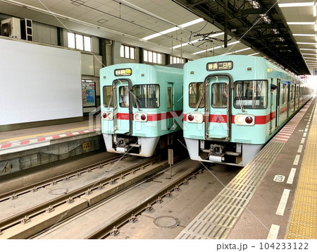 西鉄薬院駅 上りと下りが並ぶ電車の光景 西鉄薬院駅 上りと下りが並ぶ電車の光景 104233122