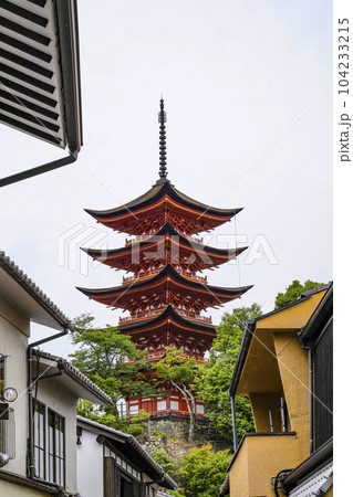 安芸の宮島、町屋通りから見る五重塔 104233215