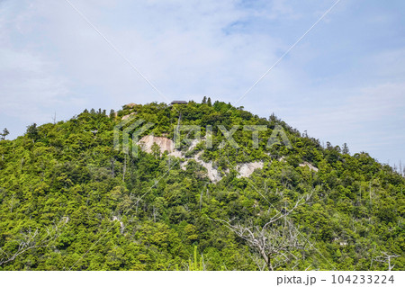安芸の宮島、獅子岩展望台より弥山展望台を望む 104233224