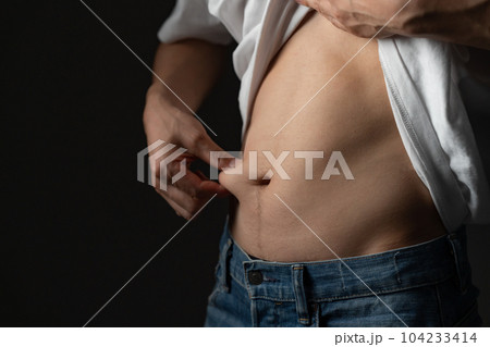 お腹の贅肉をつまむ男性 ダイエット お腹の贅肉をつまむ男性 ダイエット 104233414