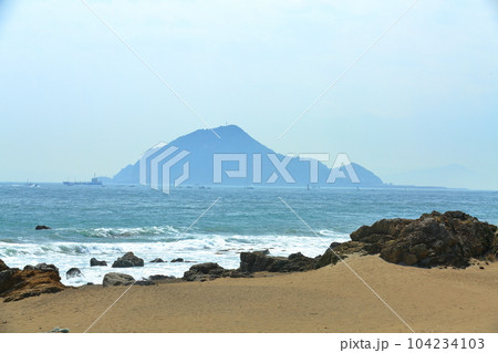 伊良湖岬から見た神島　春の海 104234103