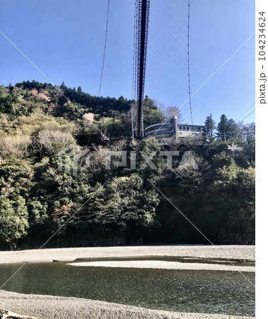 奈良県、谷崎の吊橋を下から。 奈良県、谷崎の吊橋を下から。 104234624