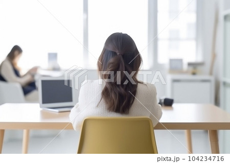 部屋でモバイルデバイスを操作している女性「AI生成画像」 104234716