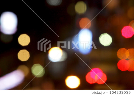 夜の繁華街 ピンボケのネオンの光 104235059