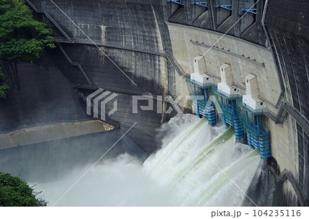 大量の水資源 104235116