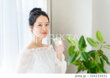 水を飲む若い女性 水を飲む若い女性 104235631