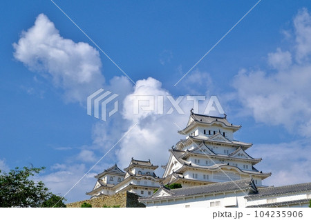 青空のもと輝く姫路城 青空のもと輝く姫路城 104235906