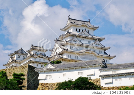 青空のもと輝く姫路城 青空のもと輝く姫路城 104235908