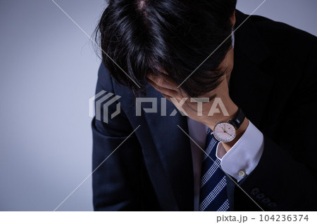落ち込む男性ビジネスマン 104236374