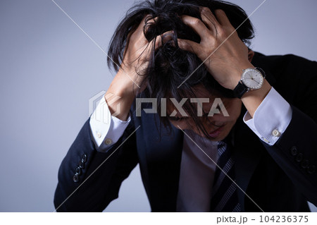 うつ病のビジネスマン 104236375