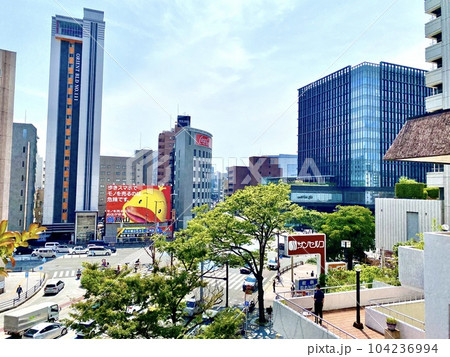 福岡市　渡辺通り交差点の光景 104236994