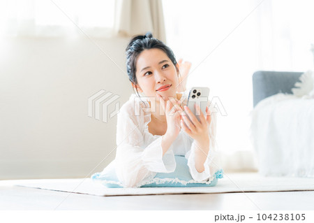 スマホを操作する若い女性 スマホを操作する若い女性 104238105